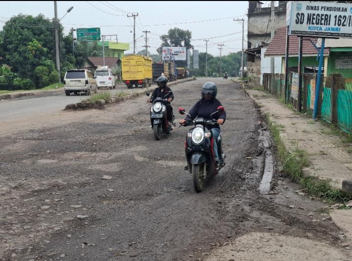 Jalan Raden Fatah Rusak Parah, Warga Sebut Lima Pengendara Terjatuh Setiap Hari - Tribunjambi.com