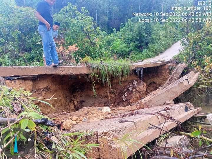 Jalan Amblas Akibat Longsor di Sarolangun, Pj Bupati Instruksikan Dinas PUPR Lakukan Perbaikan