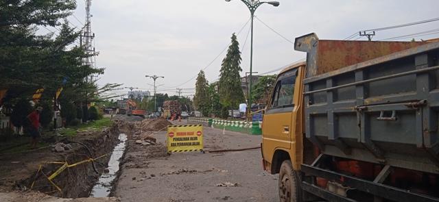 Jalan di Depan Terminal Muara Bulian Batanghari Mulai Diperbaiki