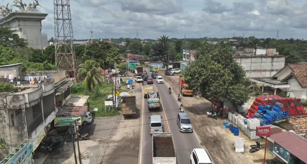 Jalan-lintas-sumatera-ramai-lancar.jpg