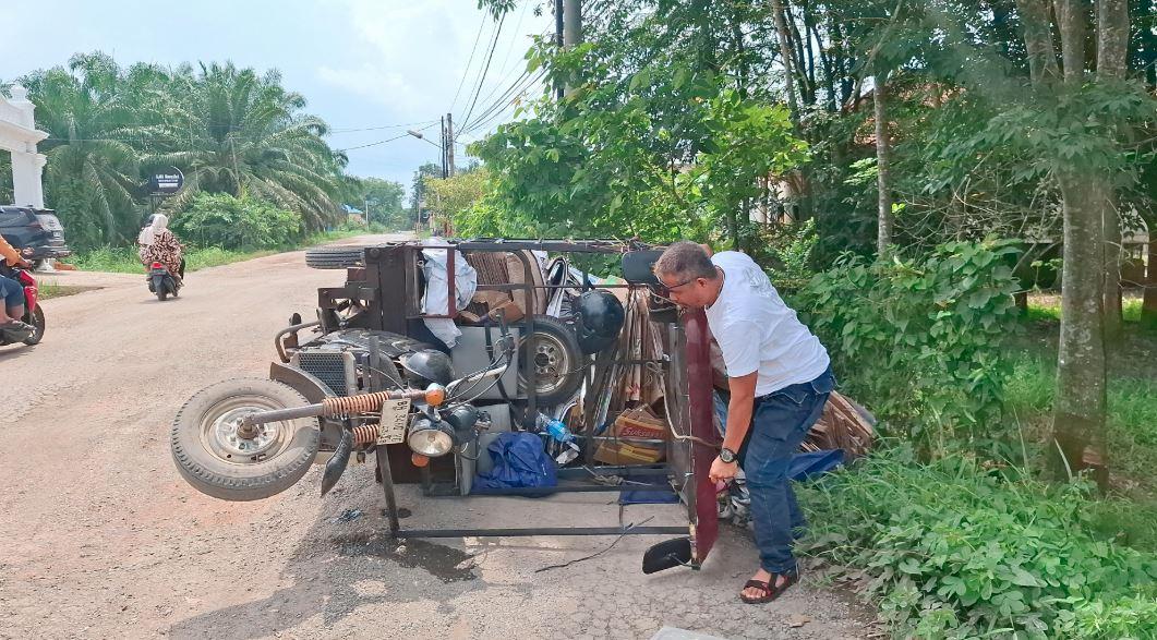 Jalan-rusak-di-kawasan-Tanjung-Johor-jambi.jpg