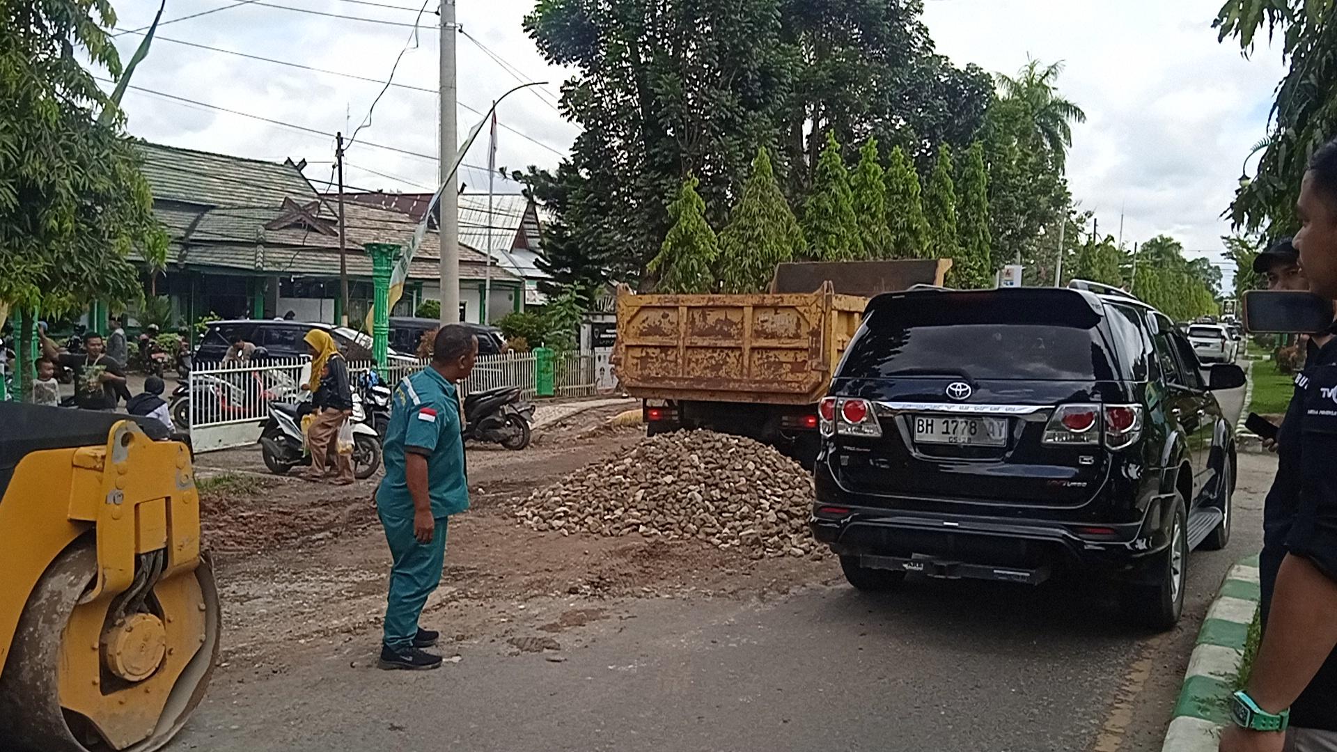 Jelang Mudik Lebaran Jalan Jenderal Sudirman Muara Bulian Ditimbun