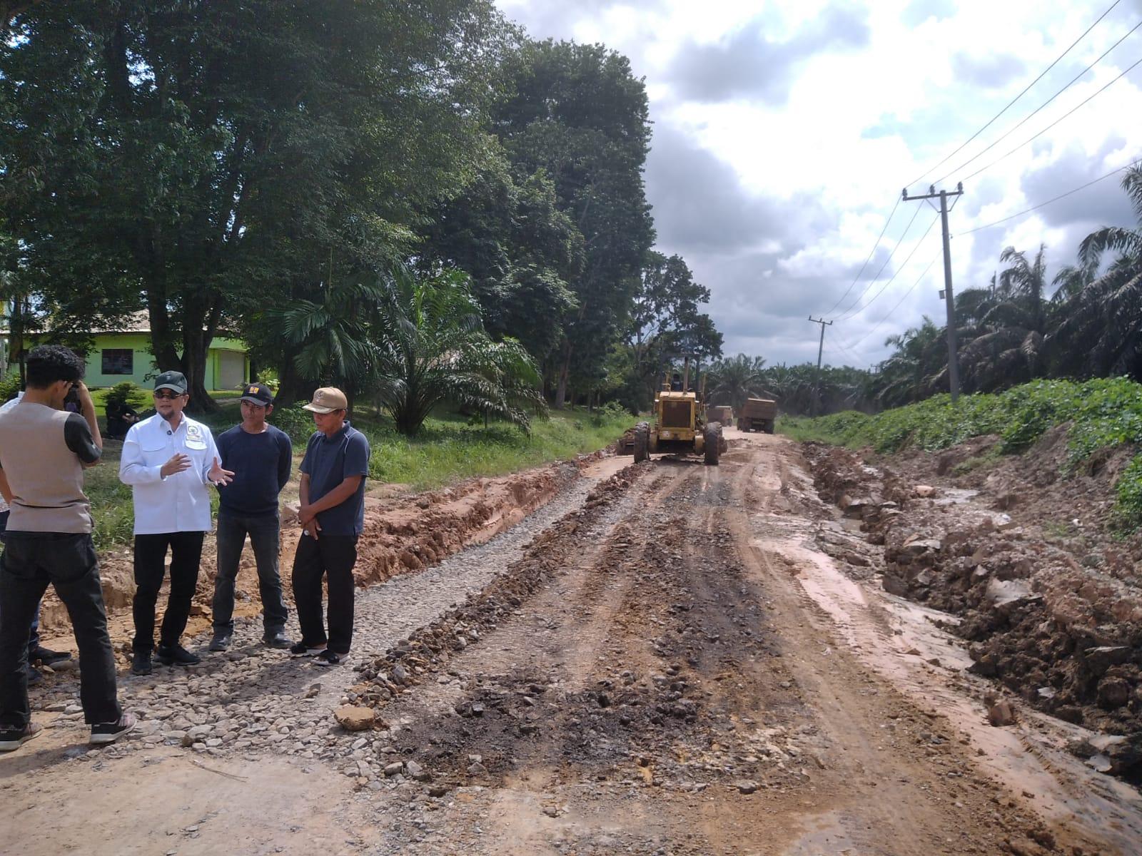 Jelang-Mudik-Lebaran-Wakil-Ketua-DPRD-Jambi-Tinjau-Jalan-Rusak-di-Bahar-Utara.jpg