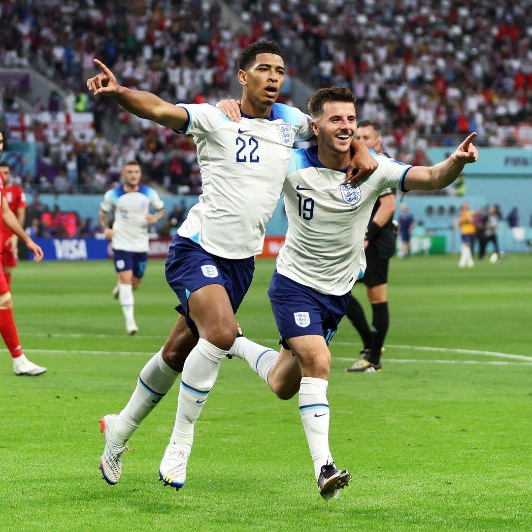 Jude-Bellingham-dan-Mason-Mount-merayakan-gol-pertama-saat-Inggris-vs-Iran-21112022.jpg