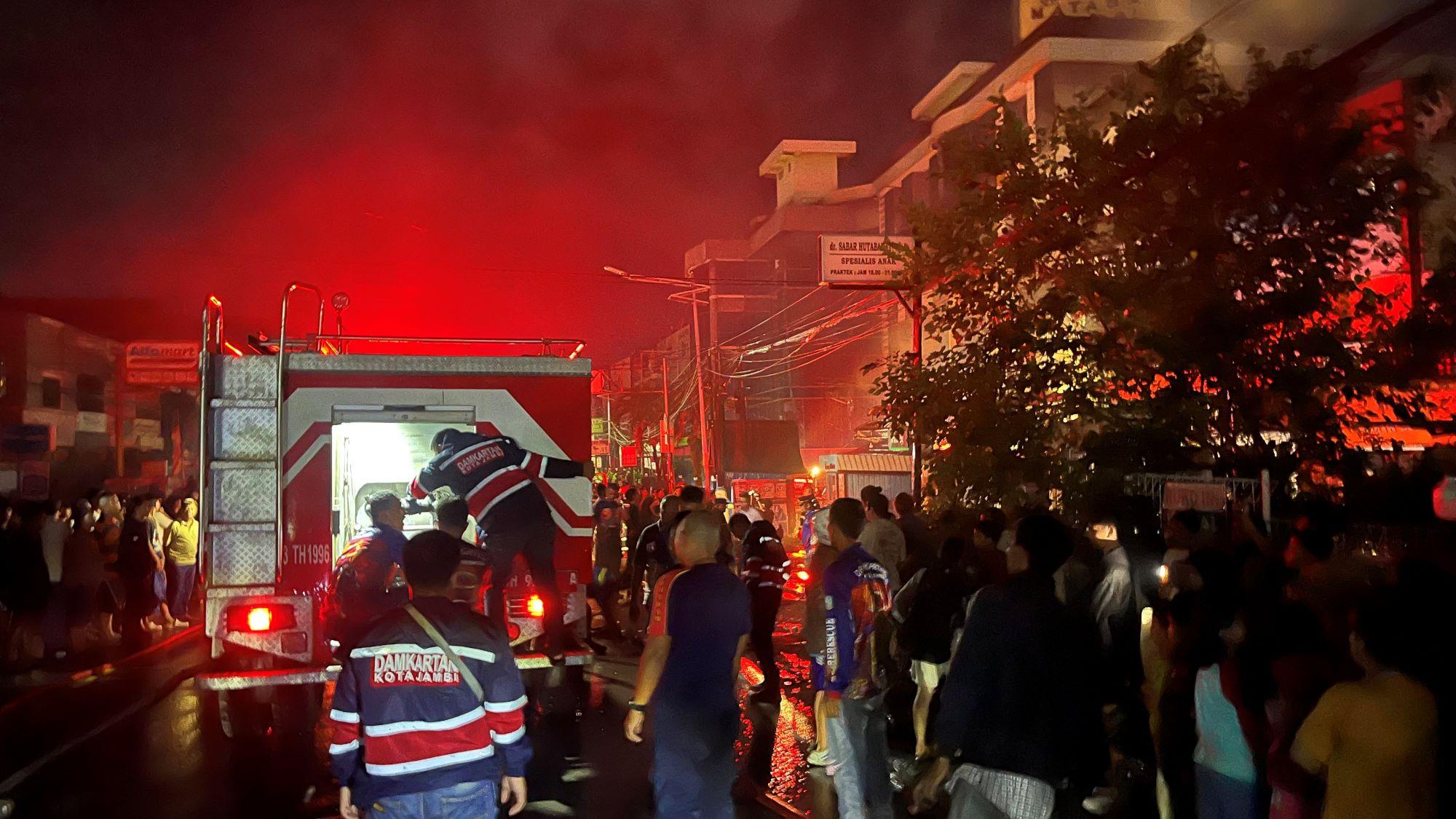 KEBAKARAN-Kebakaran-di-depan-Hotel-Aston-Jambi.jpg