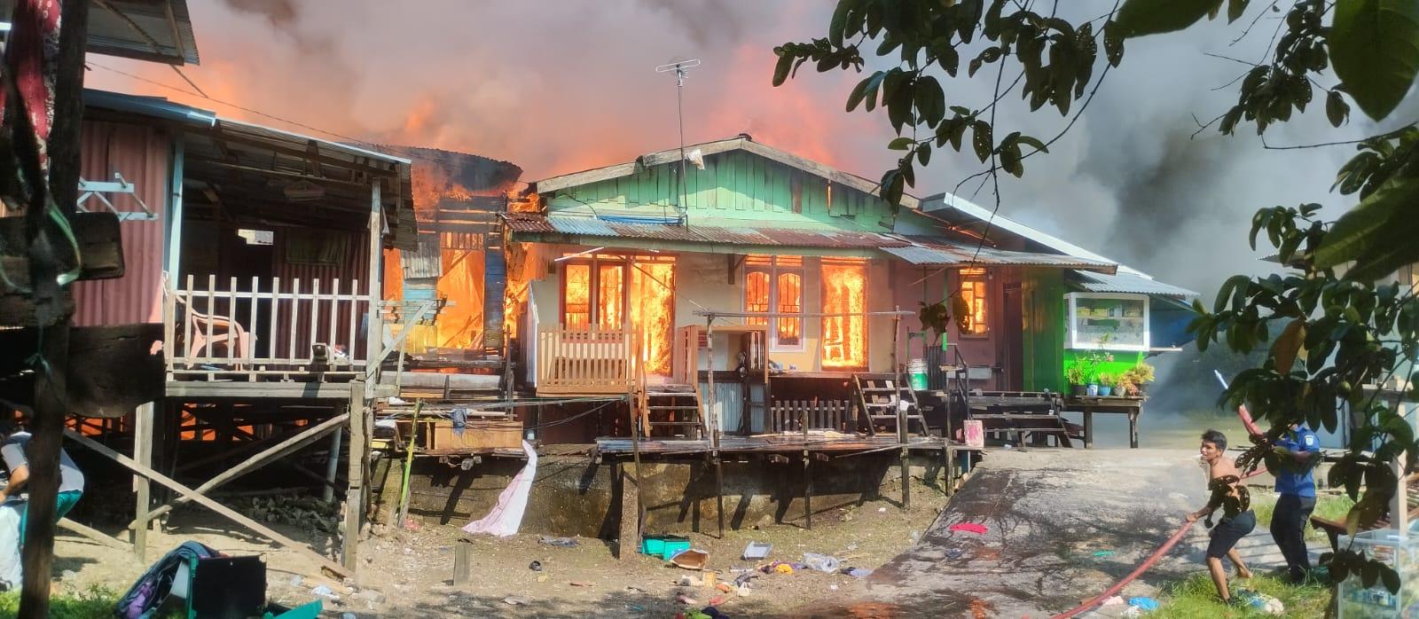 Lokasi Kebakaran Legok di Kawasan Padat Penduduk, Warga dan Petugas Gotong Royong Padamkan Api