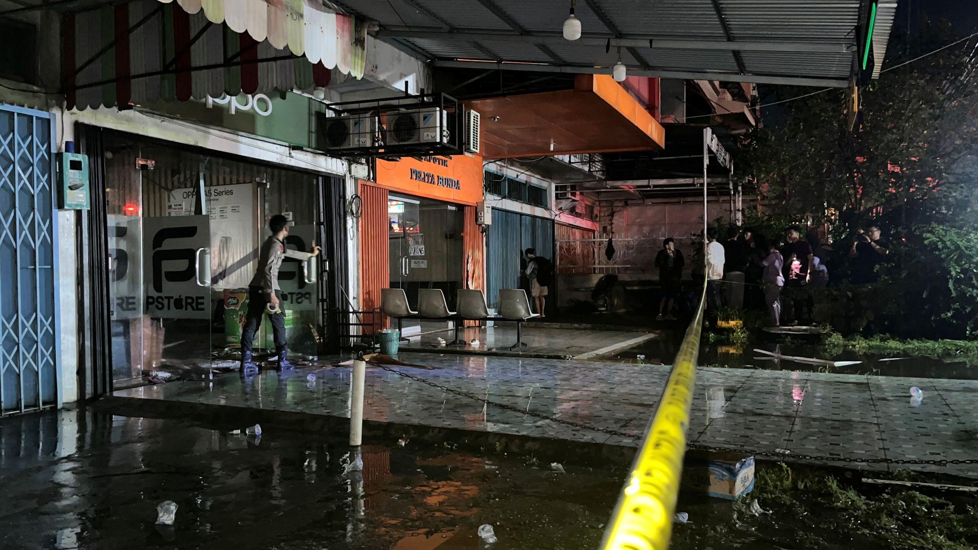 KEBAKARAN-SIMPANG-PULAI-Tiga-ruko-di-depandepan-Hotel-Aston-Jambi.jpg