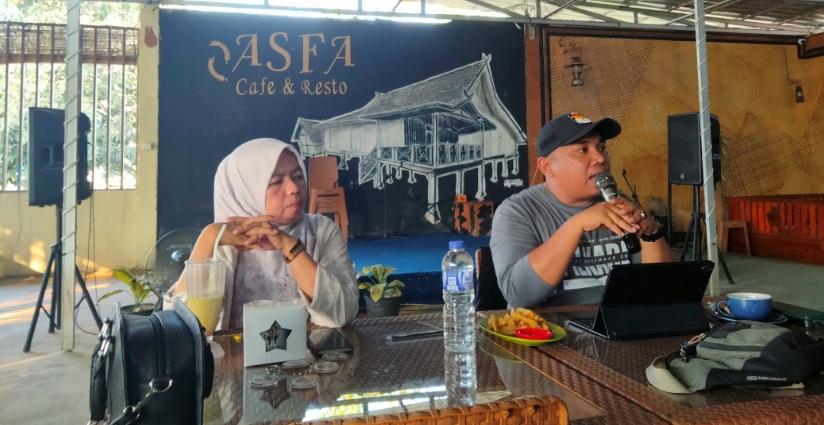 KPU-Kabupaten-Sarolangun-Yuliana-saat-melakukan-sosialisasi-bersama-awak-media.jpg