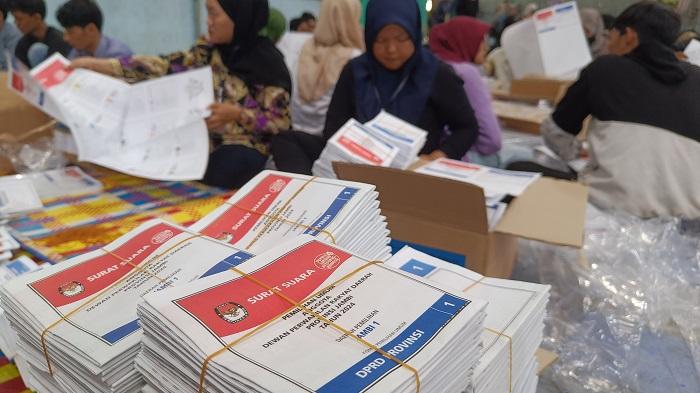 KPU-Kota-Jambi-tengah-melakukan-tahapan-packing-atau-pengemasan-surat-suara.jpg