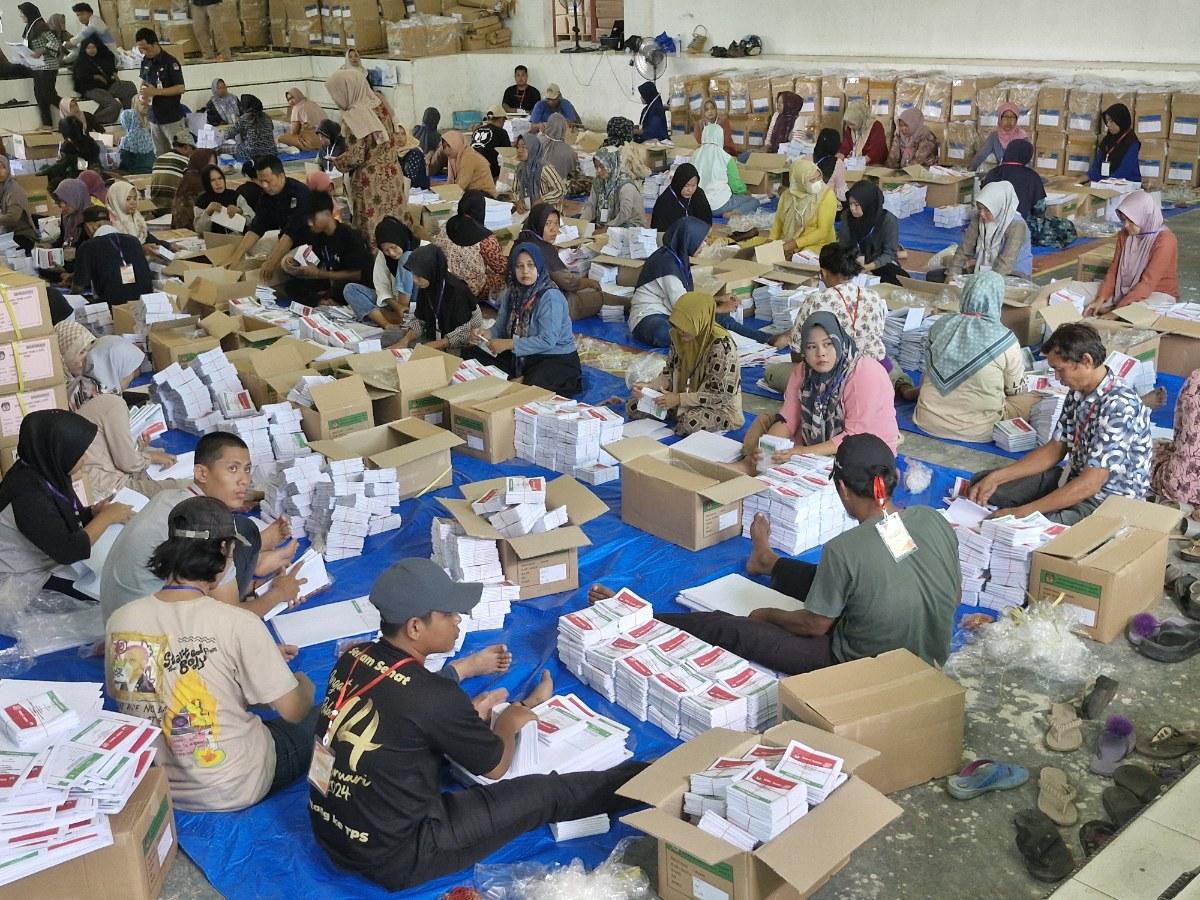 KPU Tebo Gandeng 135 Masyarakat untuk Lipat Surat Suara DPRD