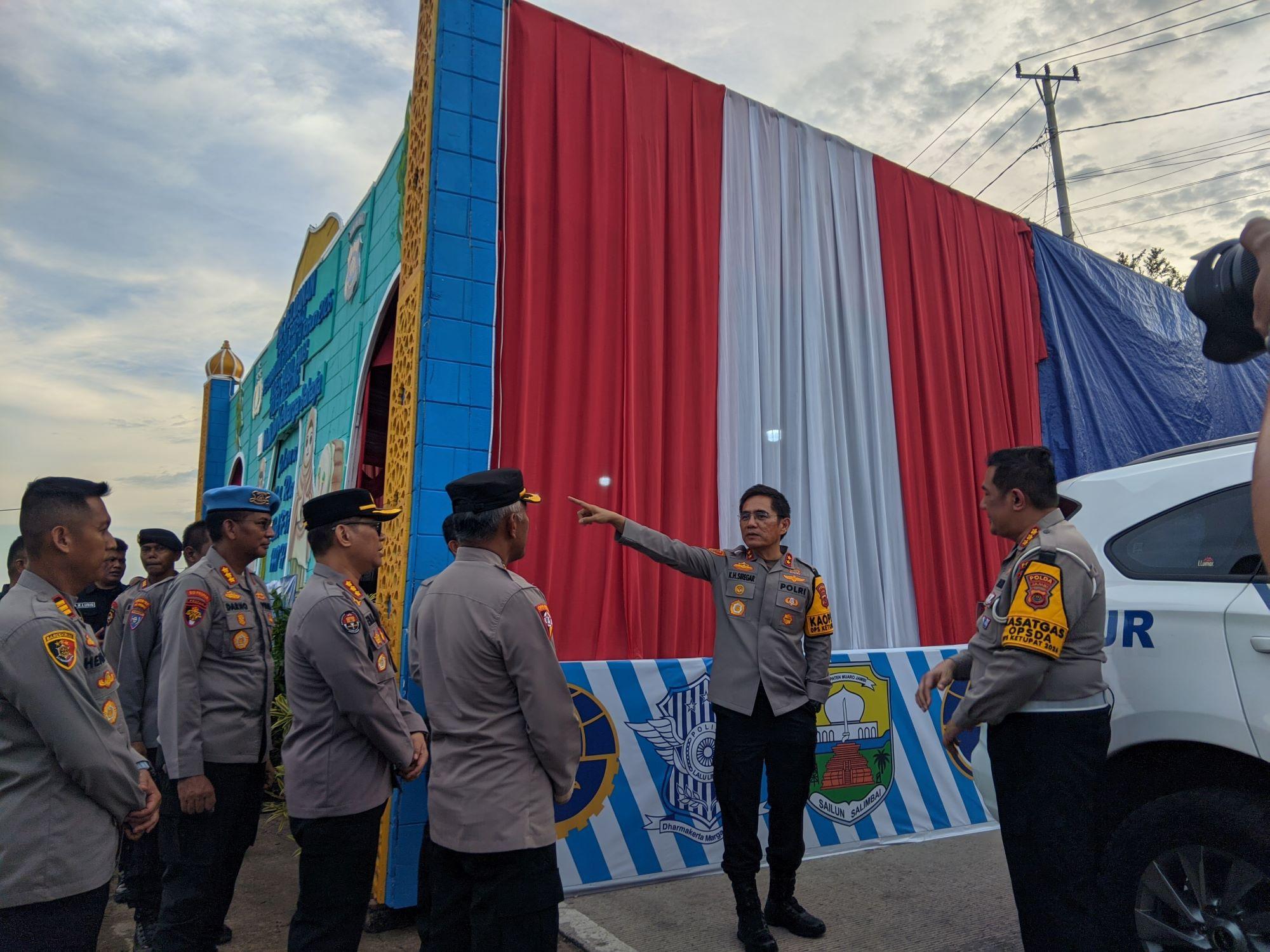 Kapolda-Jambi-Irjen-Pol-Krisno-Siregar-saat-melakukan-meninjau.jpg