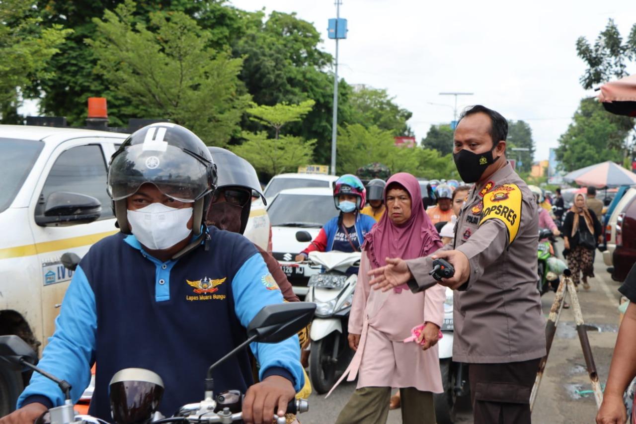 H-2 Idul Fitri 2022, Arus Lalu Lintas di Muara Bungo Macet Total, Kapolres Turun Urai Kemacetan