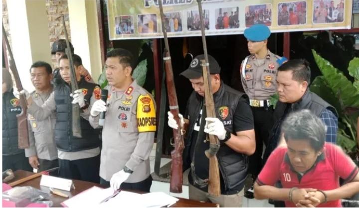 Polisi Amankan Senjata Api dan Sajam dari Pelaku Asusila Anak Tiri di Sarolangun