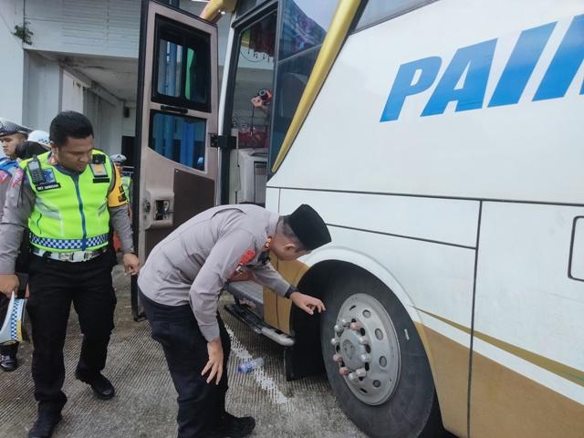 Cek Kelayakan Kendaraan, Kapolres Sarolangun Imbau Sopir Tak Kebut-kebutan Saat Bawa Pemudik