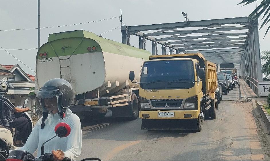 Kawasan-Jembatan-Aurduri-I-Kerap-Macet-Warga-Minta-Pemerintah-Cari-Solusi.jpg