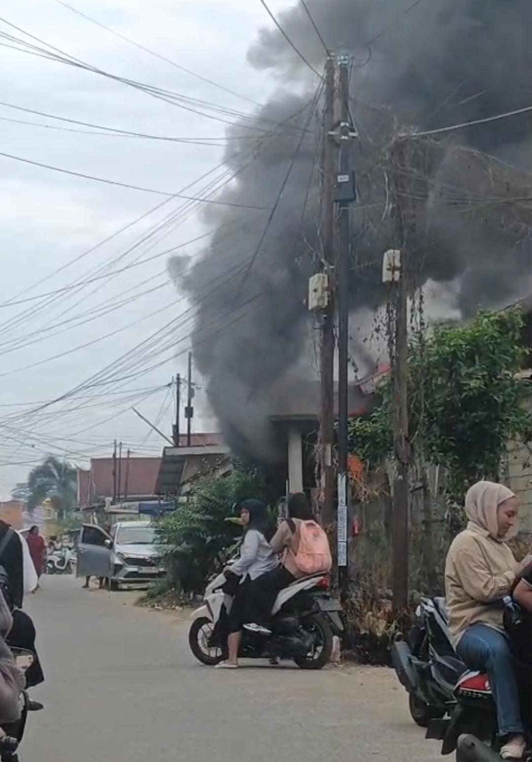 Kebakaran di Mendalo Asri Jaluko, Seorang Lansia Terbakar
