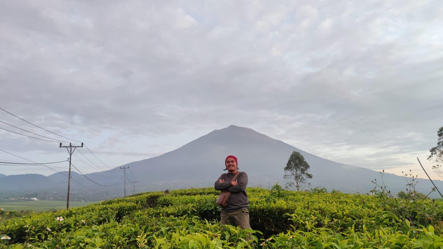 Kebun-teh-Kayu-Aro-ini-berada-tepat-di-bawah-kaki-gunung-kerinci.jpg