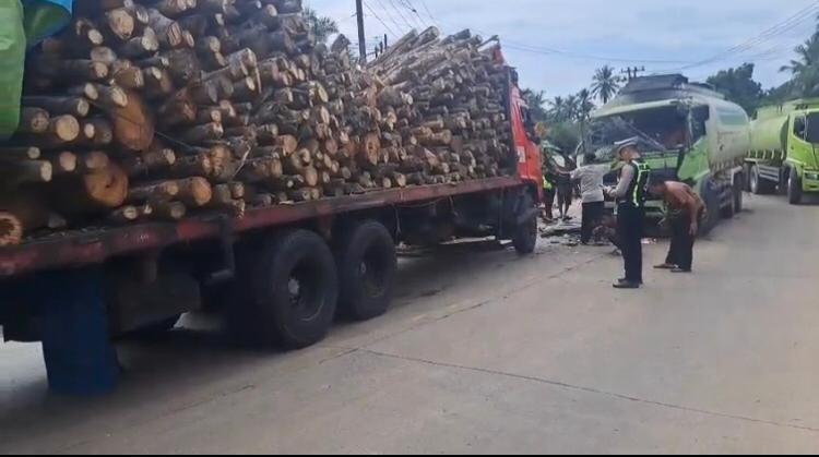 Dua Truk Tronton Tabrakan di Batang Hari, Sopir Tangki CPO Patah Kaki