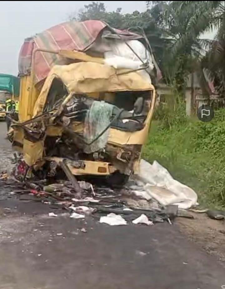 Kronologi Kecelakaan Maut Dua Truk di Tebo, Diduga Truk Besar Masuk Jalur Berlawanan - Tribunjambi.com