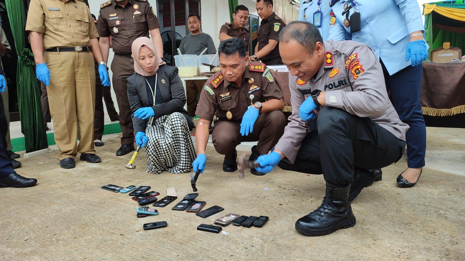 Kejari-Muaro-Jambi-musnahkan-HP.jpg