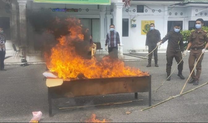 Kejari Sarolangun Musnahkan Ratusan Barang Bukti Hasil Sitaan