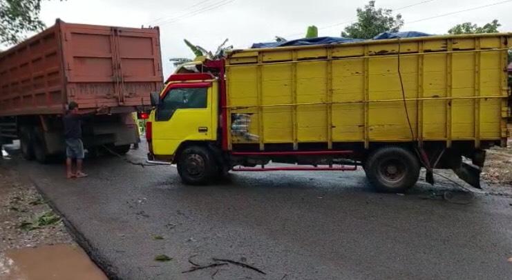Kemacetan-di-Batanghari-terjadi-dikarenakan-truk-batu-bara-patah-As-dan.jpg