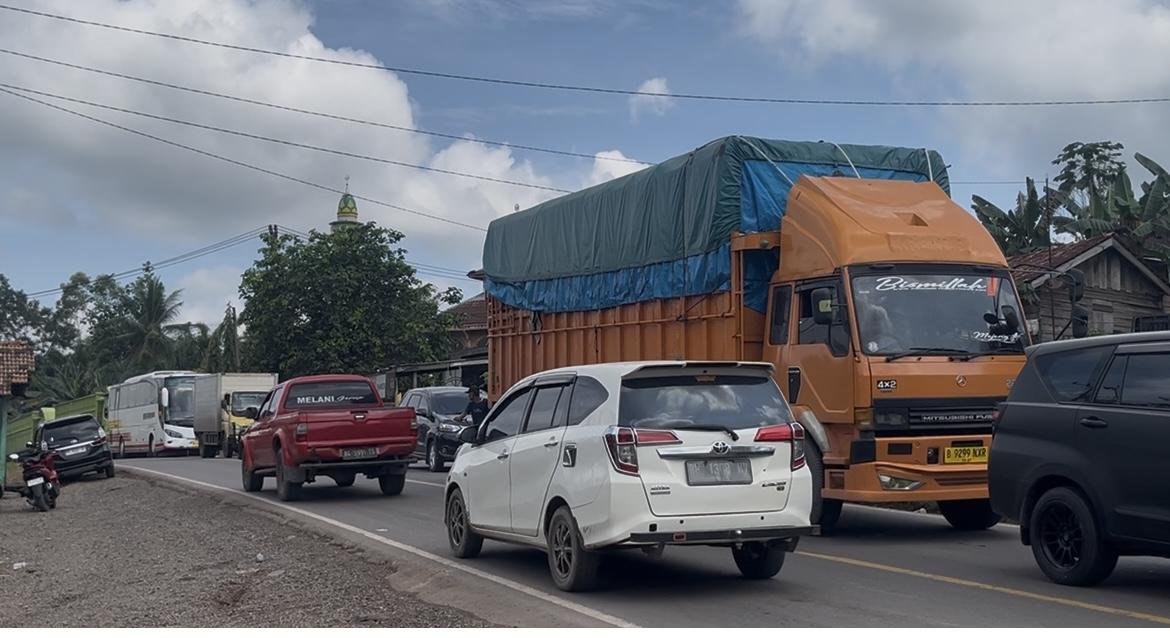 Derita Pemudik Tertahan 24 Jam di Jalintim, BBM Habis hingga Anak-Anak Batal Puasa