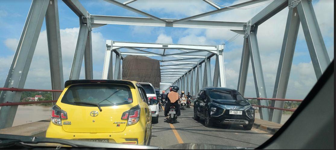 Kemacetan-di-jembatan-Aurduri-I-Kota-Jambi.jpg