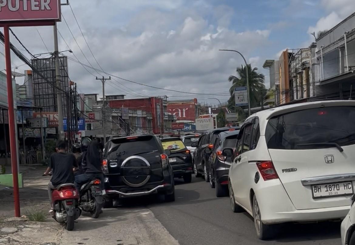 Kemacetan-parah-terjadi-di-ruas-mayang-kota-jambi.jpg