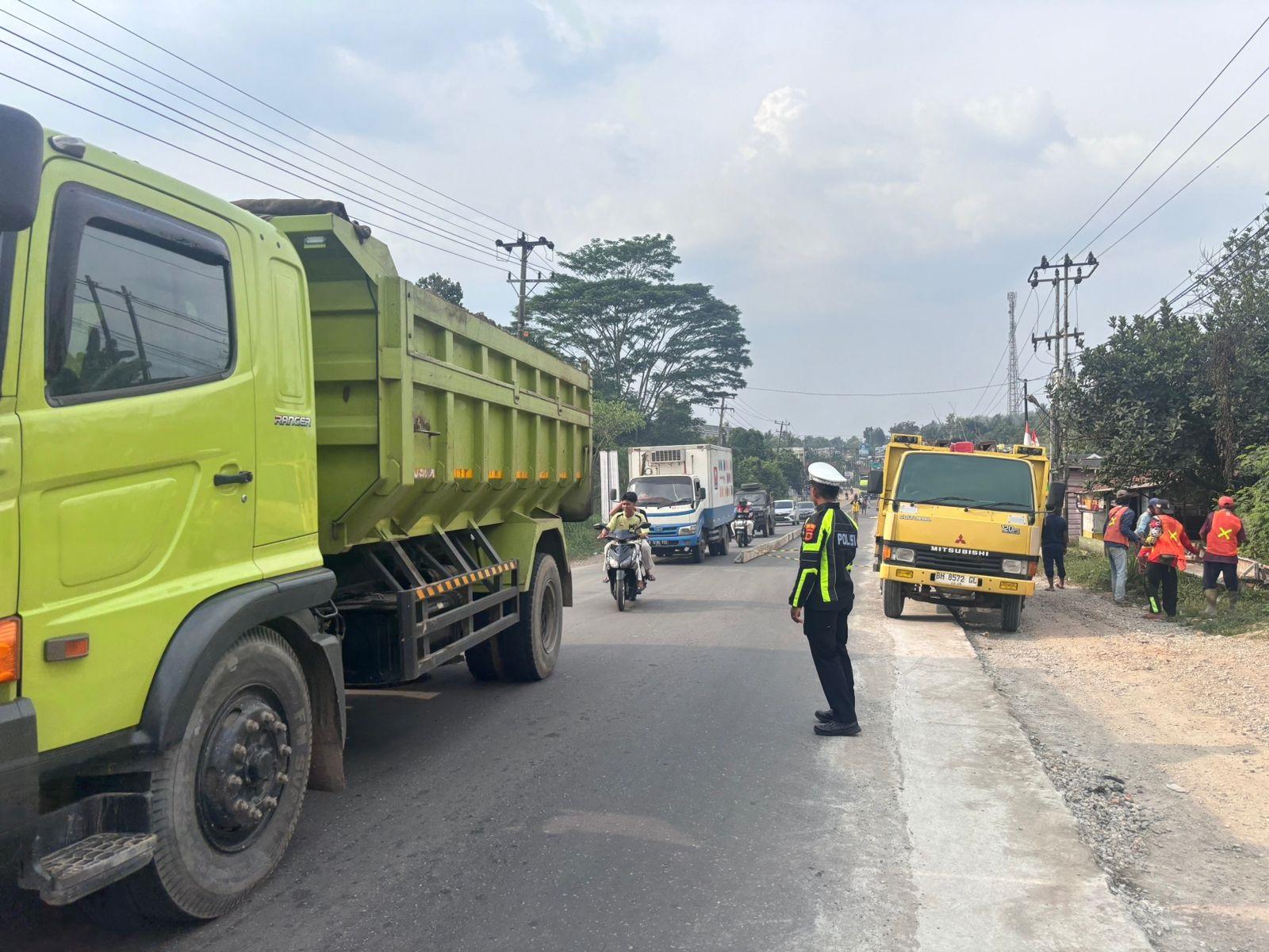 Kemacetan-terjadi-di-Jalan-Lintas-Jambi-Palembang-sepanjang-Paal-10-hingga-Paal-19.jpg