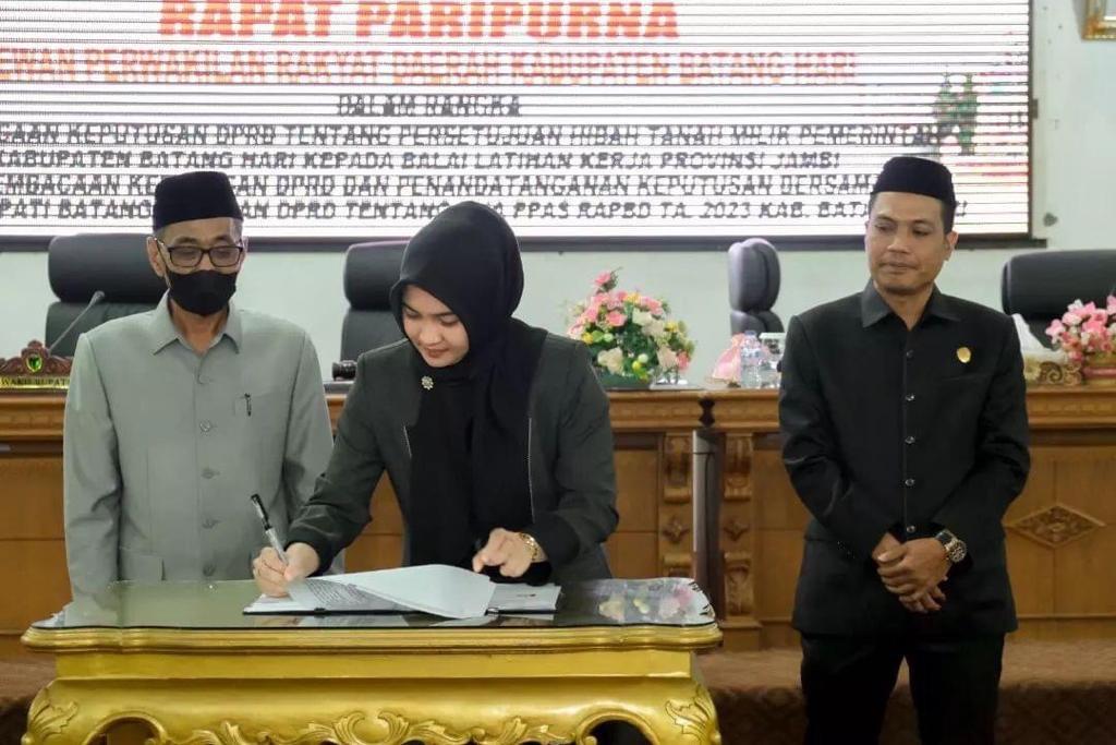 Ketua-DPRD-Batanghari-10.jpg