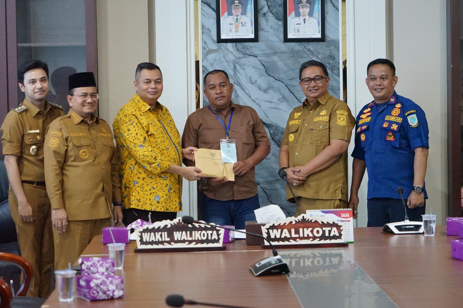 Ketua-DPRD-Kota-Jambi-Kemas-Alfarizi-Kemas-Farid-menyerahkan-bantuan-kepada.jpg