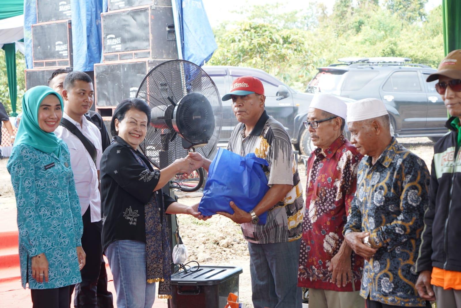 Ketua TP PKK Muaro Jambi Dampingi Ketua Umum IAD Pusat Berikan Sembako
