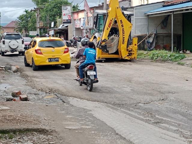 Kondisi-jalan-provinsi-yang-berada-di-Desa-Kumun-Hilir-Kecamatan-Kumun-Debai-Kota-Sungai-Penuh.jpg