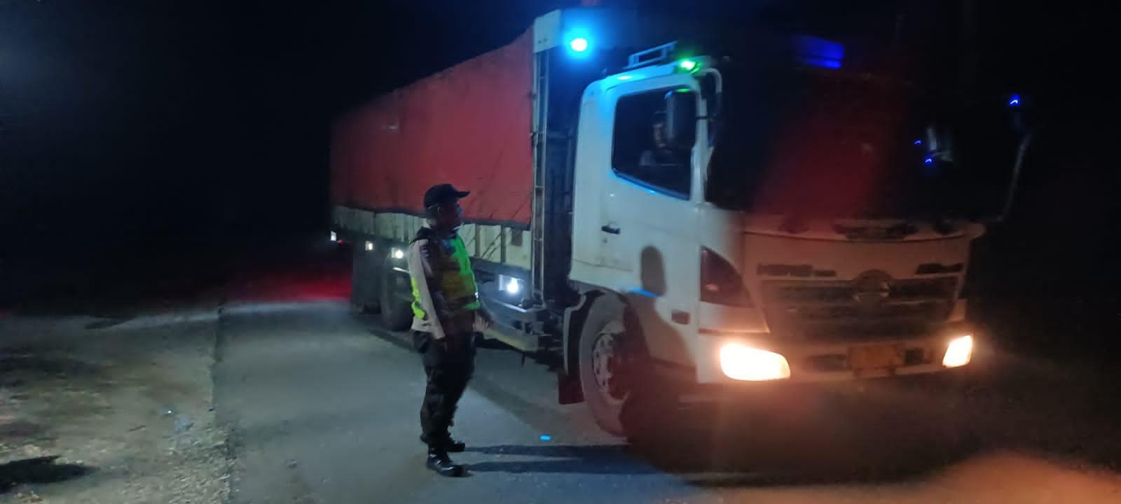 Kurangi Dampak Kemacetan Akibat Truk Batubara, Satlantas Polres Sarolangun Lakukan Penyekatan
