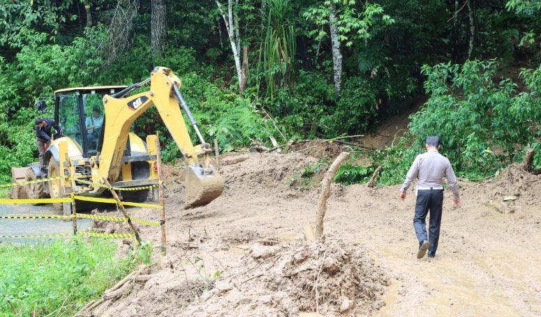 AWAS! Ada Lima Titik Longsor di Jalan Sungai Penuh - Tapan