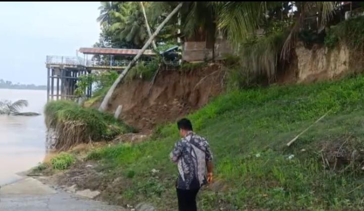 BPBD Batang Hari Petakan Titik Longsor di Empat Desa, Rumah Warga Terancam Ambruk - Tribunjambi.com