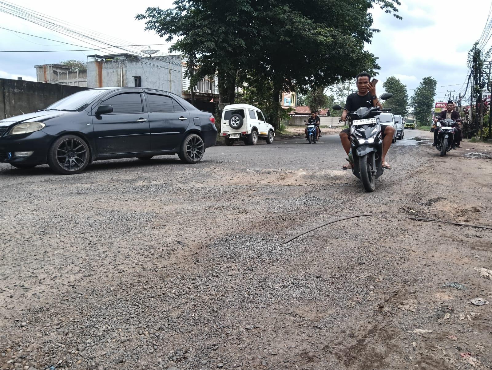 Lubang-di-Jalan-Lingkar-Selatan-Kota-Jambi-arah-simpang-acai.jpg