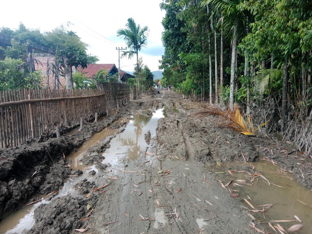Lumpur-sisa-banjir-memenuhi-badan-jalan.jpg