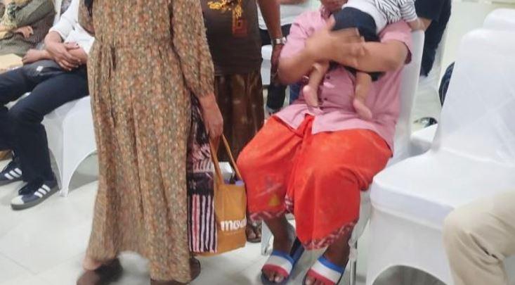 MENANGIS Budi Dibebaskan Usai Nekat Gelapkan Motor Demi Beli Susu Anaknya, Peluk Erat Balitanya