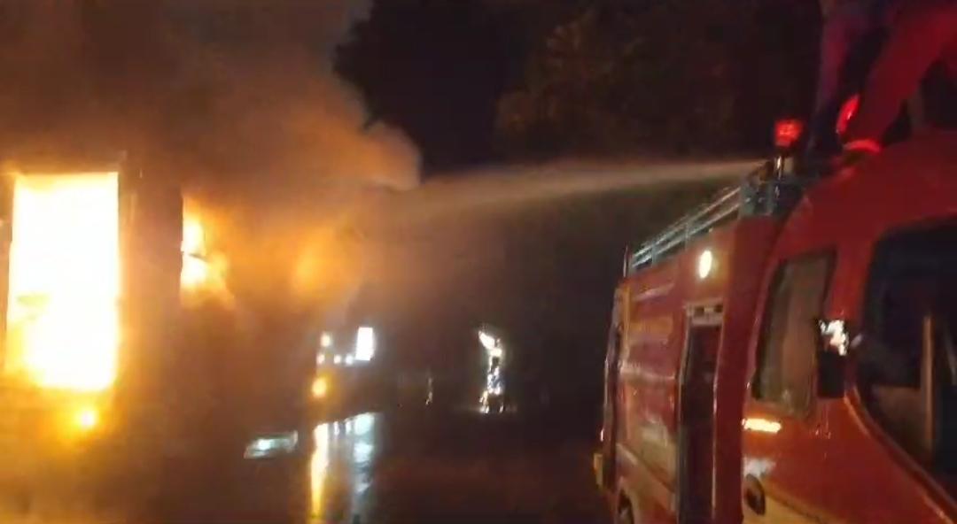 Mobil Ekspedisi yang Terbakar di Depan Mako Polres Muaro Jambi, Alami Kerugian Capai Rp1 Miliar