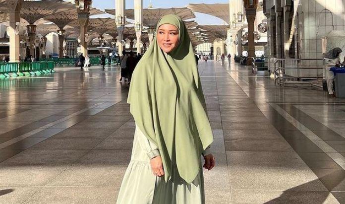 Cantiknya Maia Estianty Berhijab Saat di Mekkah, Warganet Dibikin Pangling: Kaya Umur 28 Tahun Bunda