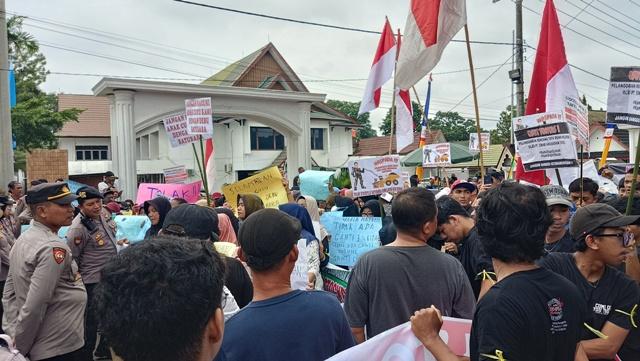 Warga Kecewa Tak Bisa Bertemu Gubernur Jambi dan Dewan Saat Aksi, Ancam Akan Datangi Rumah Dinas