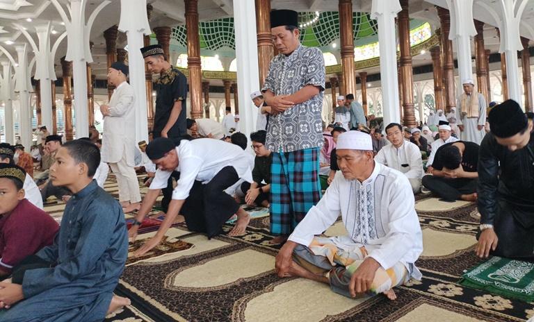 Masyarakat-Jambi-di-Masjid-Agung-Al-Falah.jpg