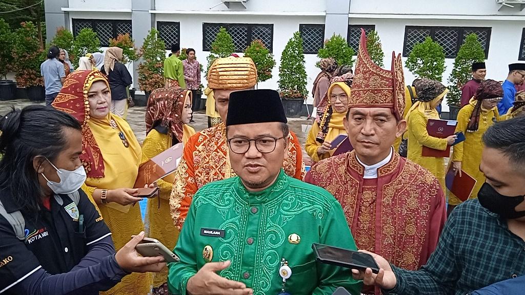 Maulana-di-Hari-Amal-Bhakti-Kementerian-Agama.jpg