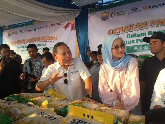 Mentri-Perdagangan-RI-Zulkifli-Hasan-Zulhas-bagi-bagi-beras-kepada-ibu-ibu.jpg