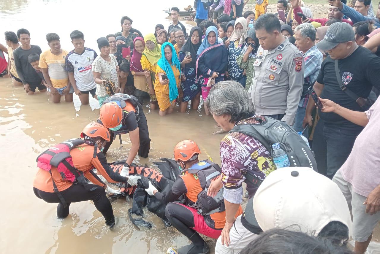 PEMBUNUHAN DI JAMBI - Proses evakuasi DA (17) korban pembunuhan yang jasadnya ditemukan mengapung di Sungai Batang Tebo, Dusun Babeko, Kecamatan Bathin II Babeko, Kabupaten Bungo, Jambi, Minggu (26/10/2025) siang. 