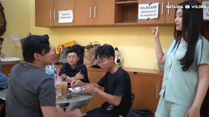 Natasha-Wilona-saat-memperlihatkan-lokasi-syuting.jpg