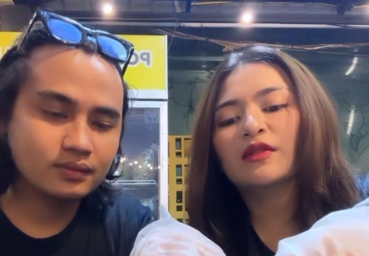Nathalie-Holscher-Pamer-belah-durian-di-malam-hari-dengan-Yogi-Ilham.jpg
