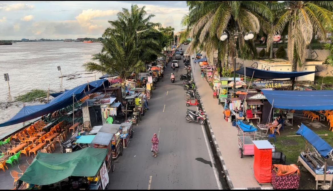 Ngabuburit-di-Ancol-Jambi-Menikmati-Senja-dan-Berburu-Takjil-di-Tepi-Sungai-Batanghari.jpg